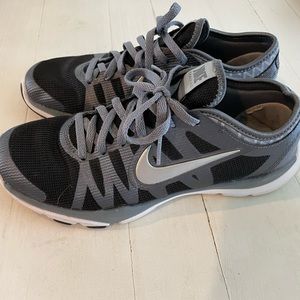 Nike tennis shoes gray and black like new
